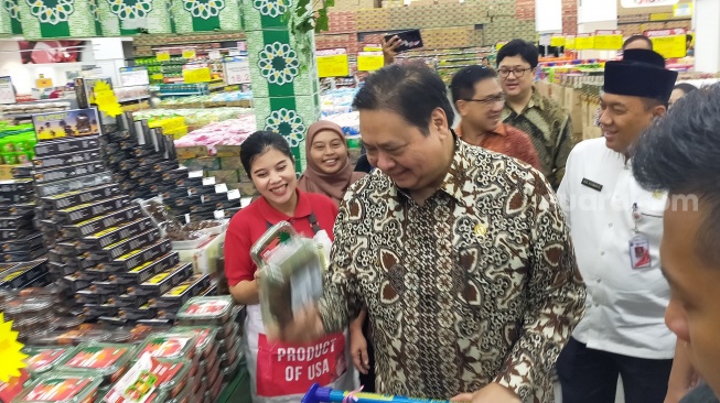 Menteri Koordinator Bidang Perekonomian RI, Airlangga Hartarto menyapa para peritel dan pelaku UMKM dalam peresmian program Friday Mubarak [Suara.com/CNR ukirsari]