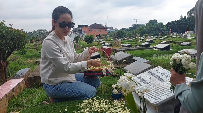 Tamara Tyasmara saat ziarah ke makam putranya Dante di TPU Jeruk Purut, Jakarta, Kamis (27/2/2025). [Suara.com/Adiyoga Priyambodo]