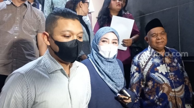 Shella Saukia saat memenuhi panggilan pemeriksaan atas laporan terhadap Dokter Detektif (Doktif) di Mapolda Metro Jaya, Jakarta, Kamis (27/2/2025) [Suara.com/Adiyoga Priyambodo]