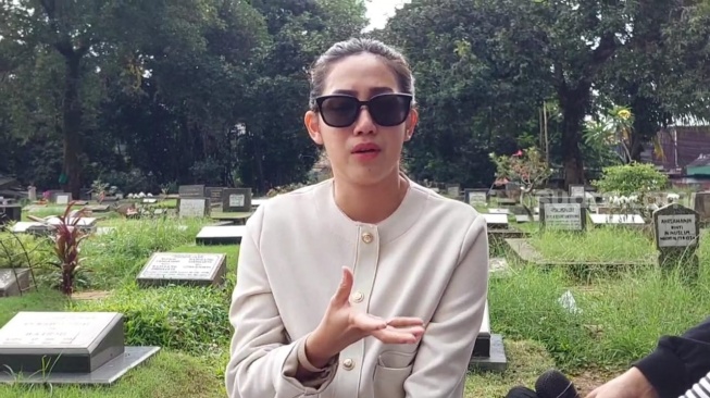 Tamara Tyasmara Masih Menangis di Makam Dante: Banyak yang Aku Kangenin