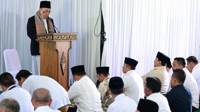 Sebelum Pulang ke Jakarta, Prabowo Tunaikan Salat Jumat di Tenda Retret