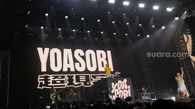 6 Keseruan Konser Yoasobi di Jakarta Hari ke-2, Boyong Fans Naik Panggung Buat Jadi Translator Dadakan