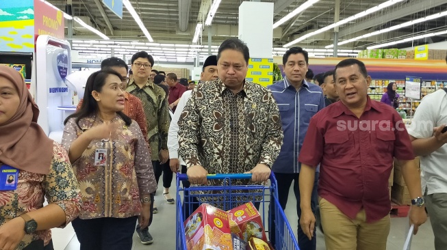 Menteri Koordinator Bidang Perekonomian RI, Airlangga Hartarto saat berbelanja di Hypermart Puri Indah Jakarta Barat, sebagai penanda diresmikannya program Friday Mubarak [Suara.com/CNR ukirsari]