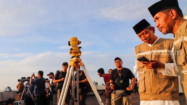 Petugas melakukan pemantauan hilal 1 Ramadan 1446 H di Kanwil Kementerian Agama, Jakarta, Jumat (28/2/2025). [Suara.com/Alfian Winanto]