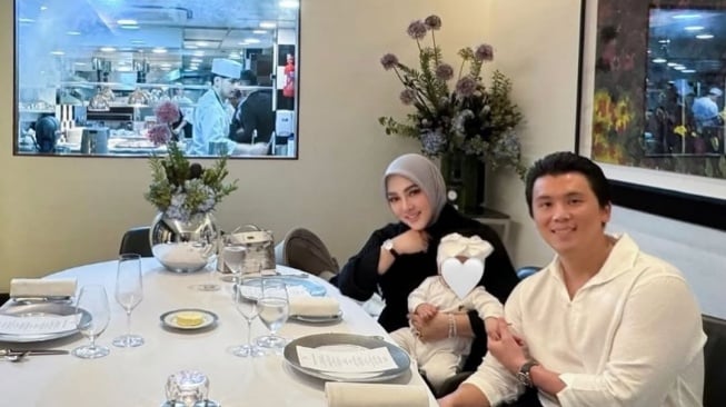 Syahrini pamer cincin mewah di ulang tahun pernikahan ke-6 (Instagram)