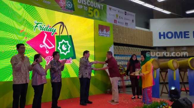 Penyerahan plakat kepada Menteri Koordinator Bidang Perekonomian RI, Airlangga Hartarto yang dilaksanakan Ketua Umum DPP Aprindo, Solihin  di Hypermart Puri Indah Jakarta Barat, sebagai penanda diresmikannya program Friday Mubarak [Suara.com/CNR ukirsari]