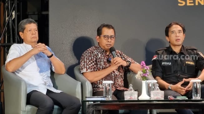 Candra Darusman dan Piyu di forum diskusi bersama Asosiasi Komposer Seluruh Indonesia (AKSI) dan perangkat penyelenggara konser di kawasan Senayan, Jakarta, Jumat (28/2/2025). [Suara.com/Adiyoga Priyambodo]