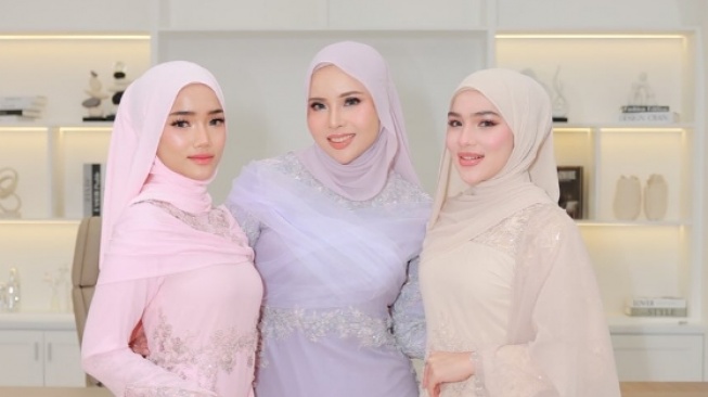 Mejeng di Acara Produk Hijab Malaysia, Fuji Disebut Kalah Saing Davina Karamoy