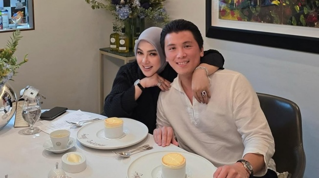 Syahrini Pakai Cincin Rp2 Miliar, Reino Barack Didoakan Rezeki Makin Lancar karena Muliakan Istri