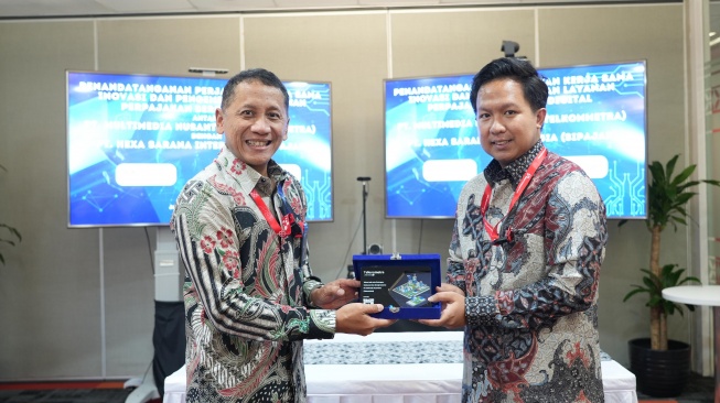 Direktur Utama TelkomMetra Pramasaleh Hario Utomo (kiri) dan Direktur Utama Sipajak Rachmad Isdiawan (kanan) setelah penandatanganan Perjanjian Kerja Sama (PKS) antara TelkomMetra dengan Sipajak, di Jakarta beberapa waktu lalu (Dok: Telkom)