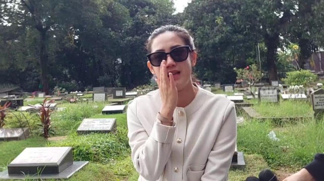 Tamara Tyasmara saat ziarah ke makam putranya Dante di TPU Jeruk Purut, Jakarta, Kamis (27/2/2025). [Suara.com/Adiyoga Priyambodo]