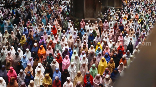 Umat Islam melaksanakan ibadah Salat Tarawih di Masjid Istiqlal, Jakarta, Jumat (28/2/2025). [Suara.com/Alfian Winanto]