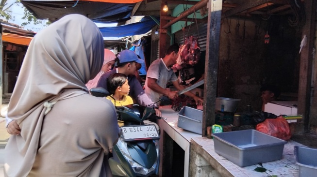 Pedagang Daging Sapi Dikerumuni Pembeli di Pasar Ciampea, Kabupaten Bogor, Jawa Barat, menjelang Ramadan, Jumat (28/2/2025) [Andi/Suara.com]