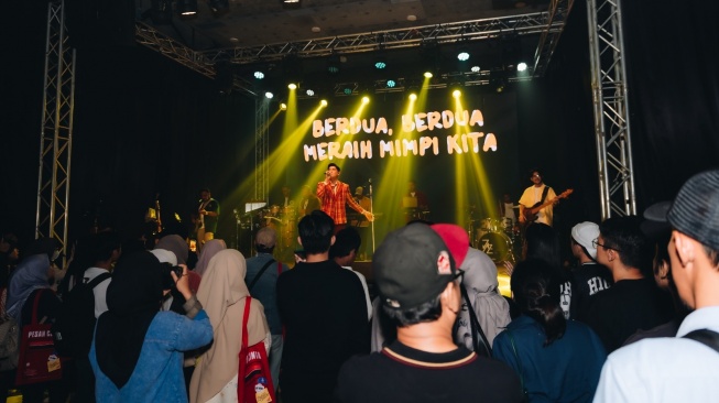 Penampilan Jaz Hayat dalam showcase bertajuk "Pelayanan Cinta" di MBlock Space pada 27 Februari 2025. [Instagram]