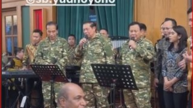 Dari Rival Jadi Sahabat? Prabowo, SBY, Jokowi Asyik Karaokean Pakai Seragam Komcad