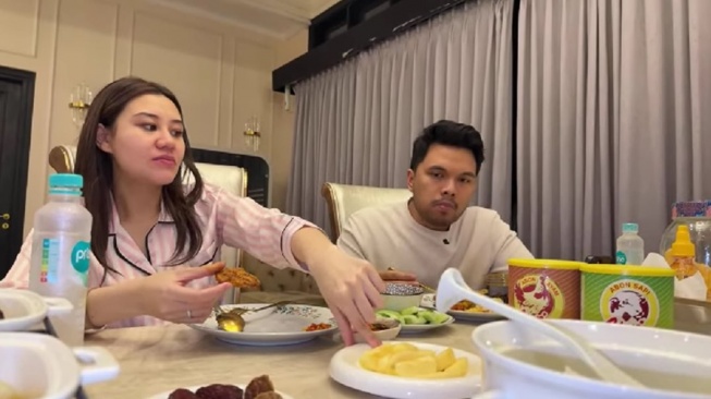 Apel jadi menu sahur Aaliyah dan Thariq Halilintar. (YouTube/Thariq Halilintar)