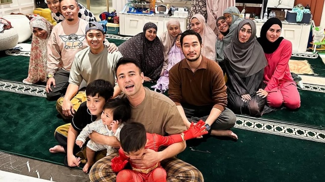 Tak Ambil Job Syuting, Sahur Pertama Raffi Ahmad Super Ramai Dihadiri Keluarga Besar