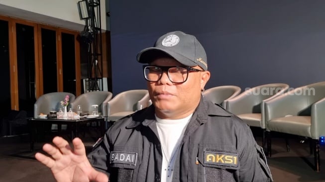 Musisi sekaligus pencipta lagu Doadibadai Hollo atau Badai di kawasan Senayan, Jakarta, Jumat (28/2/2025). [Suara.com/Adiyoga Priyambodo]