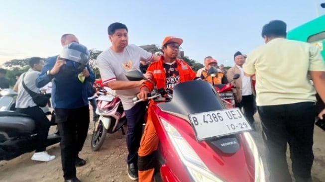 Menteri PKP Naik Motor Cek Tembok Kawasan Pantai Indah Kapuk