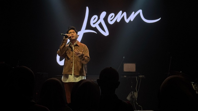 Jesenn tampil dalam showcase Jaz Hayat di MBloc Live pada 27 Februari 2025. [Sony Music]