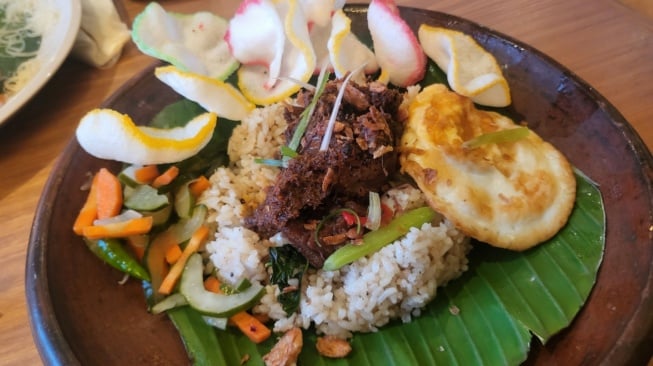 Nasi Goreng Iga Rendang, Menu Istimewa Ramadhan The People's Cafe dan Lord Adi (Suara.com/Dinda Rachmawati)