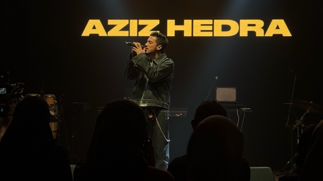 Aziz Hendra tampil dalam showcase Jaz Hayat di MBloc Live pada 27 Februari 2025. [Sony Music]