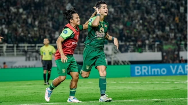 Selebrasi Bruno Moreira usai menjebol gawang Persib Bandung dalam lanjutan BRI Liga 1 2024/2025. (persebaya.id)