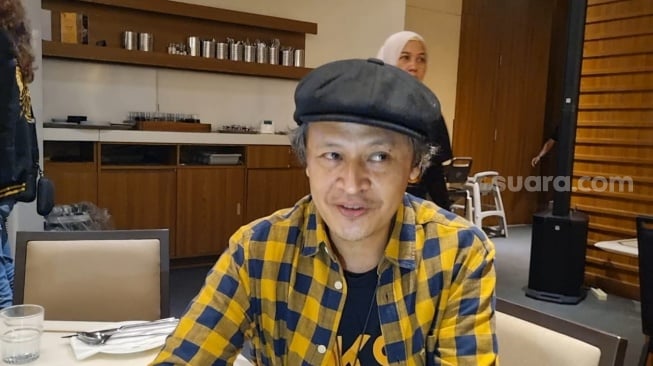 Musisi dan pencipta lagu Denny Chasmala di kawasan Senayan, Jakarta, Jumat (28/2/2025). [Suara.com/Adiyoga Priyambodo]