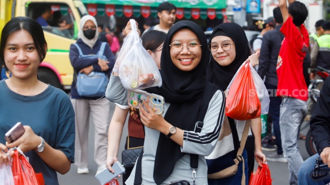 Warga membeli makanan yang dijual di Bazar Takjil, Bendungan Hilir, Jakarta, Senin (3/3/2025). [Suara.com/Alfian Winanto]