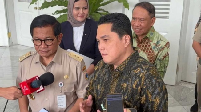 Ketua Umum PSSI Erick Thohir bertemu dengan Gubernur DKI Jakarta Pramono Anung di Balai Kota Jakarta. [Dok. Antara]