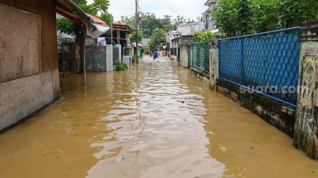 Suasana kawasan Tanjung Sanyang yang terendam banjir di Cawang, Jakarta, Senin (3/3/2025). [Suara.com/Alfian Winanto]
