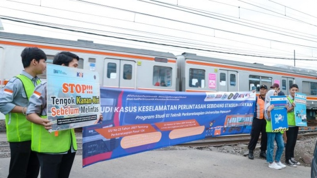 KAI Daop 1 Jakarta Larang Warga Ngabuburit di Jalur KA, Ini Alasannya