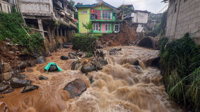 Hujan Lebat Picu Bencana! Rumah Warga di Bogor Tersapu Longsor, Jembatan Putus