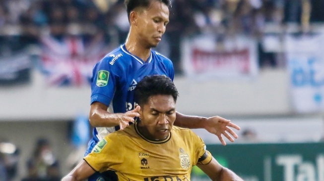 Pesepak bola PSIM Yogyakarta Sugiyanto Baitul Rohman (kiri) berusaha merebut bola dari pesepak bola Bhayangkara FC Frengky Missa (kanan) saat pertandingan final Pegadaian Liga 2 di Stadion Manahan, Solo, Jawa Tengah, Rabu (26/2/2025). ANTARA FOTO/Mohammad Ayudha/agr/YU