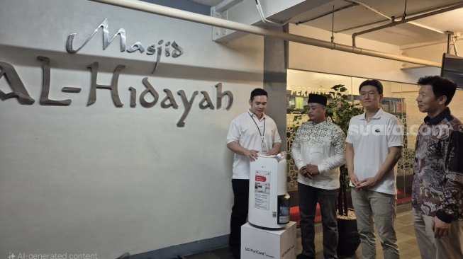 Donasi 15 LG PuriCare Dehumidifier untuk dua Masjid, Jakarta, Senin (3/3/2025). [Suara.com/Dythia]