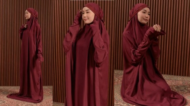 Bye Mukena Gerah! Ini Tips Memilih Mukena Terusan Bahan Katun