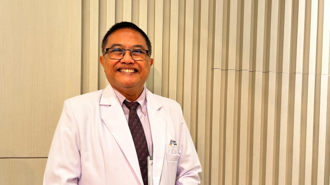 Dokter Spesialis Obstetri dan Ginekologi Poliklinik Women & Children Mitra Keluarga Bekasi, dr. Agustinus Gatot Suwarna Hadiwijana, Sp.OG di Bekasi, Jawa Barat, Rabu (26/2/2025). (Suara.com/Dini Afrianti Efendi)