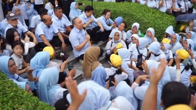 Bos PT Sritex, Iwan Kurniawan Lukminto saat perpisahan dengan karyawan. [Instagram/@sritexindonesia]