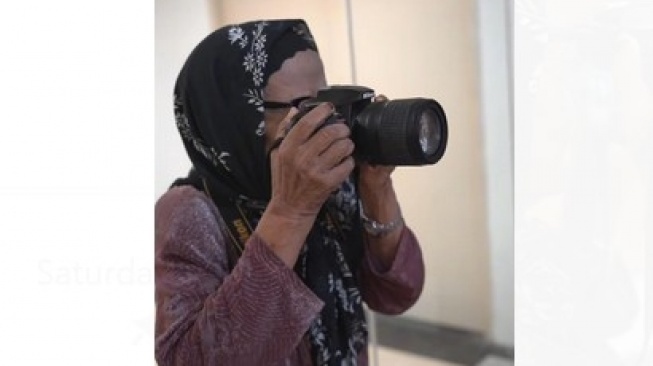 DOSS Megastore Ratu Plaza Berikan Kamera Kepada Fotografer Berusia 90 Tahun, Komunitas Fotografi Silakan ke Sini