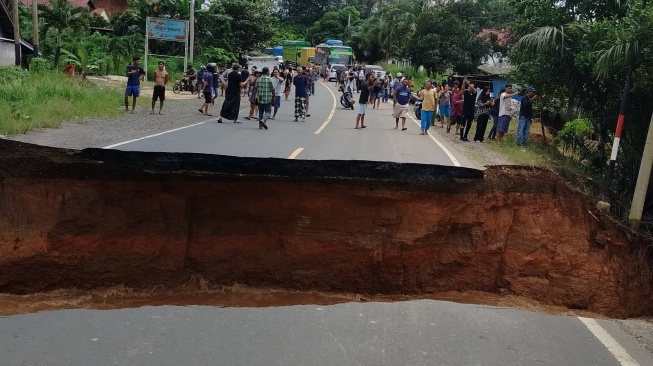 Jalan Lintas Sumbar-Jambi Putus Total, Ini Jalur Alternatif dari Polisi!