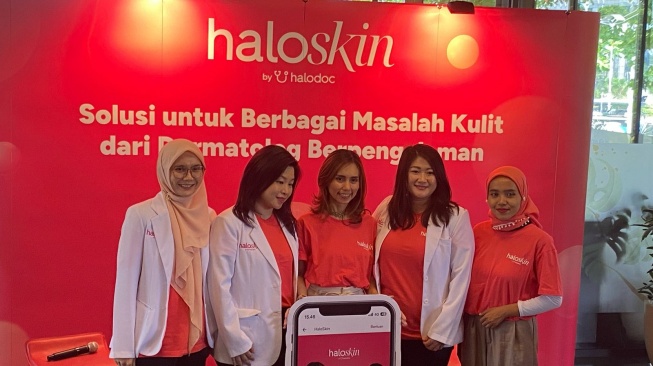 Dermatologist Haloskin, dr Rina Sp.DVE dalam Konferensi Pers HaloSkin by Halodoc pada Kamis (27/2/2025) (Suara.com/Fajar Ramadhan)
