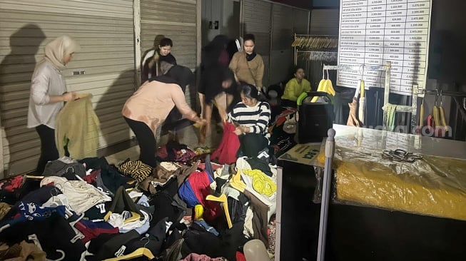 Suasana di dalam Mega Mall Bekasi yang terendam banjir di Kota Bekasi, Jawa Barat, Selasa (4/3/2025). [Suara.com/Alfian Winanto]