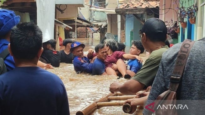 Petugas mengevakuasi warga terdampak banjir di Jalan Kebon Pala II, Kampung Melayu, Jatinegara, Jakarta Timur, Selasa (4/3/2025). ANTARA/Siti Nurhaliza.