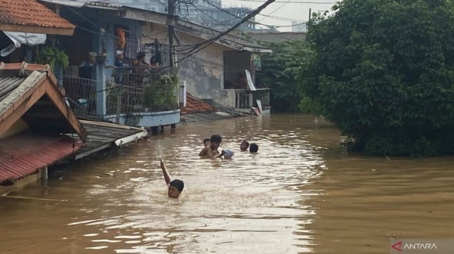 Banjir Kepung Jakarta! 77 RT Terendam hingga 5 Meter, Ratusan Warga Mengungsi