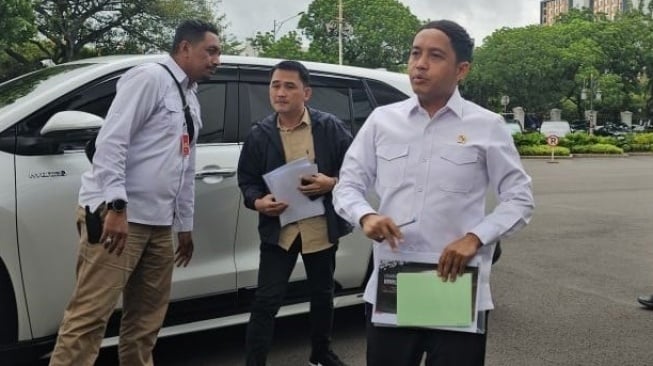 Menteri Kehutanan (Menhut) Raja Juli Antoni tiba di Istana Kepresidenan mendengarkan taklimat dari Prabowo Subianto, Selasa (4/3/2025). [ANTARA/Livia Kristianti]