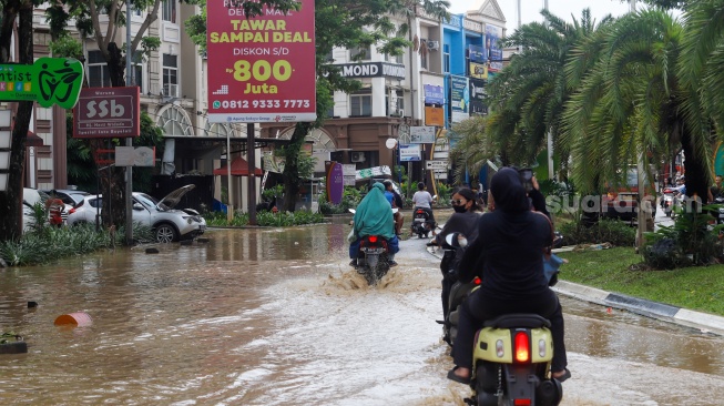 Suasana kawasan elit Grand Galaxy City yang terendam banjir di Kota Bekasi, Jawa Barat, Selasa (4/3/2025). [Suara.com/Alfian Winanto]