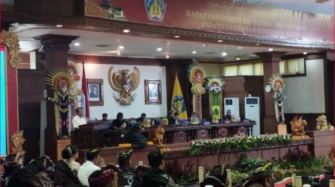 Rapat Paripurna di Kantor DPRD Provinsi Bali, Selasa (4/3/2025). [Suara.com/Putu Yonata Udawananda] 