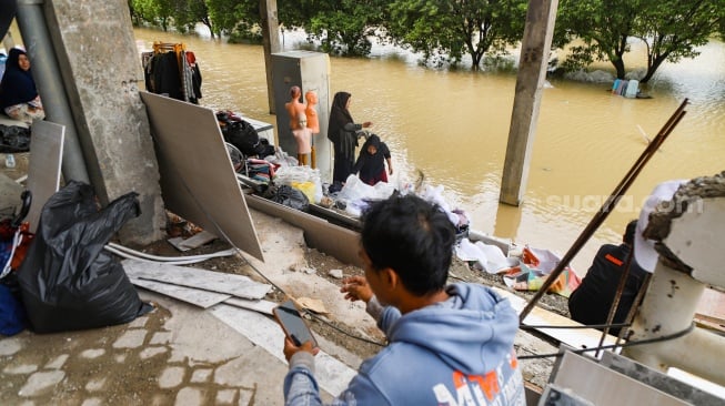 Suasana Kawasan Mega Mall Bekasi yang terendam banjir di Kota Bekasi, Jawa Barat, Selasa (4/3/2025). [Suara.com/Alfian Winanto]