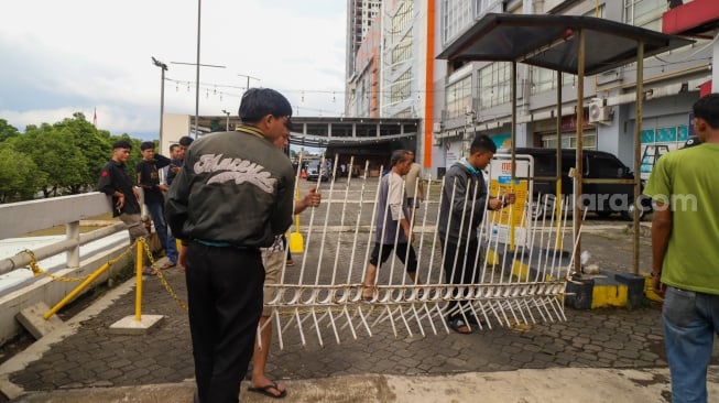 Suasana Kawasan Mega Mall Bekasi yang terendam banjir di Kota Bekasi, Jawa Barat, Selasa (4/3/2025). [Suara.com/Alfian Winanto]