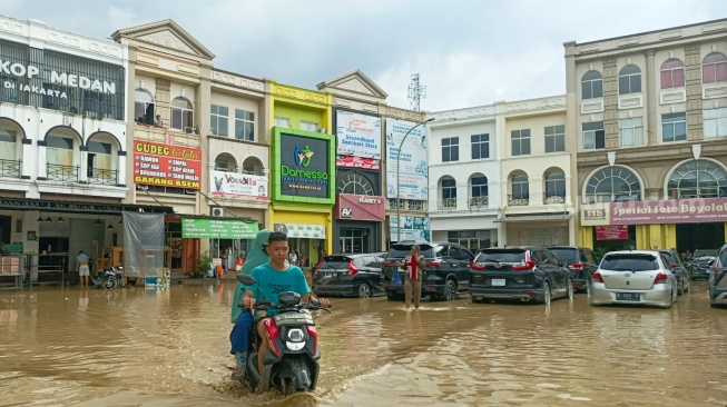 Suasana kawasan elit Grand Galaxy City yang terendam banjir di Kota Bekasi, Jawa Barat, Selasa (4/3/2025). [Suara.com/Alfian Winanto]